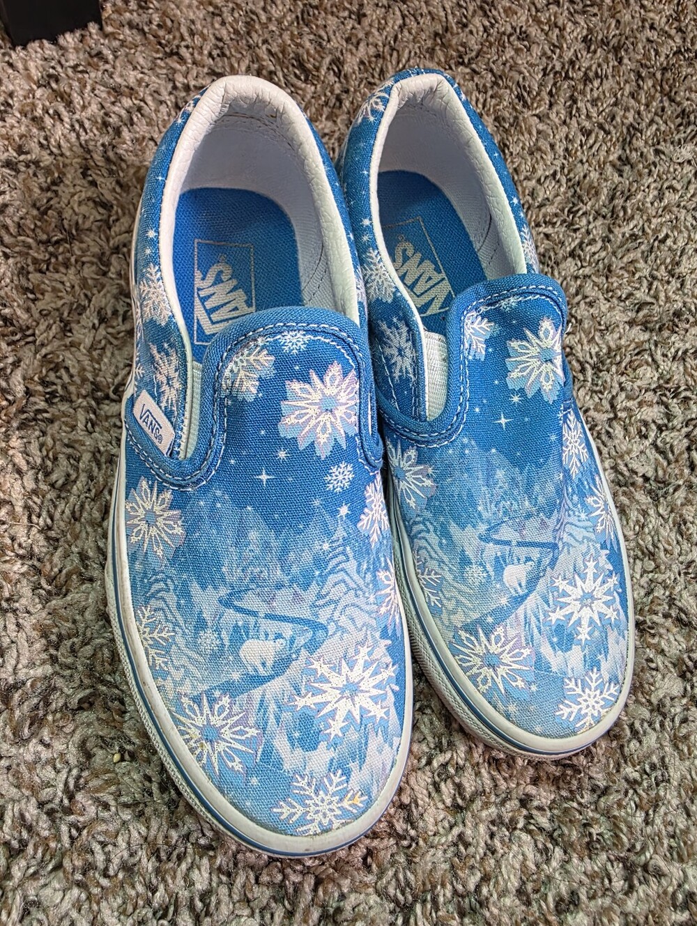 Vans  Kids Slip-On Snowflake Print Sneakers in Blue and White
